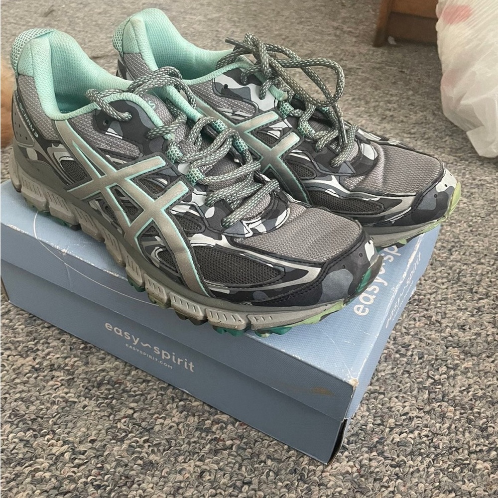 ASICS - Picture 2 of 12
